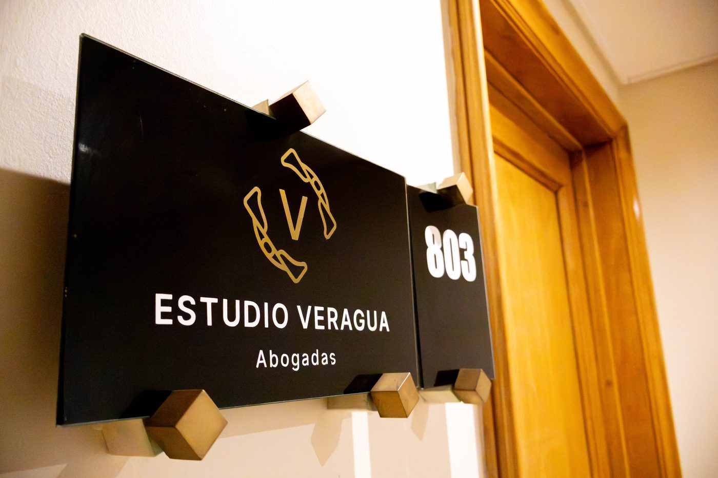 Placa de acceso a la oficina de Estudio Veragua Abogadas