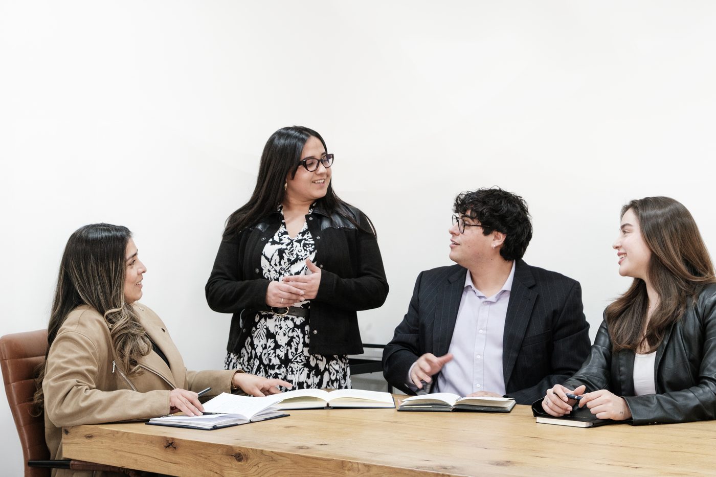 Equipo de Estudio Veragua Abogadas en su sala de reuniones