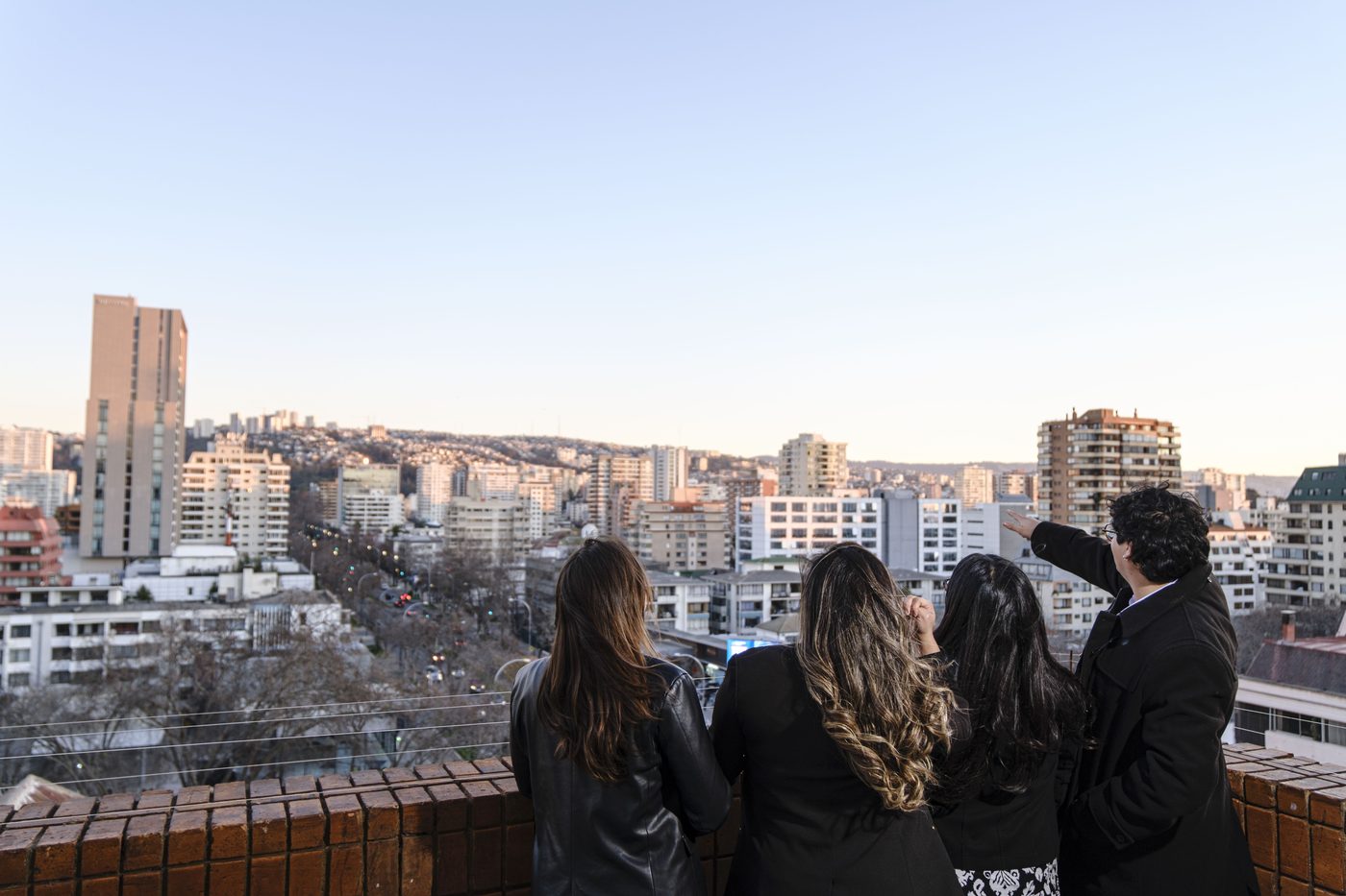 Equipo de Estudio Veragua Abogadas mirando Viña del Mar desde la terraza de su oficina