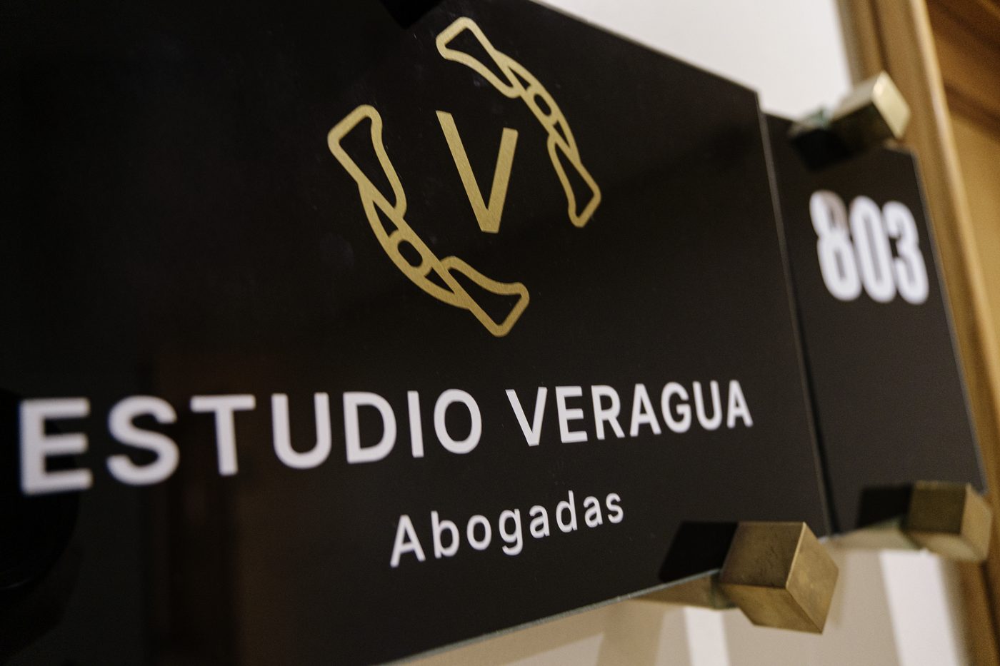 Placa de acceso a la oficina 803 de Estudio Veragua Abogadas, en Avenida Libertad, Viña del Mar