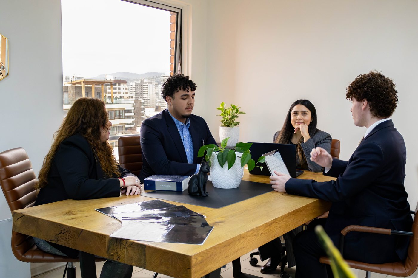 Equipo de Estudio Veragua Abogadas trabajando en la sala de reuniones de su oficina en Viña del Mar
