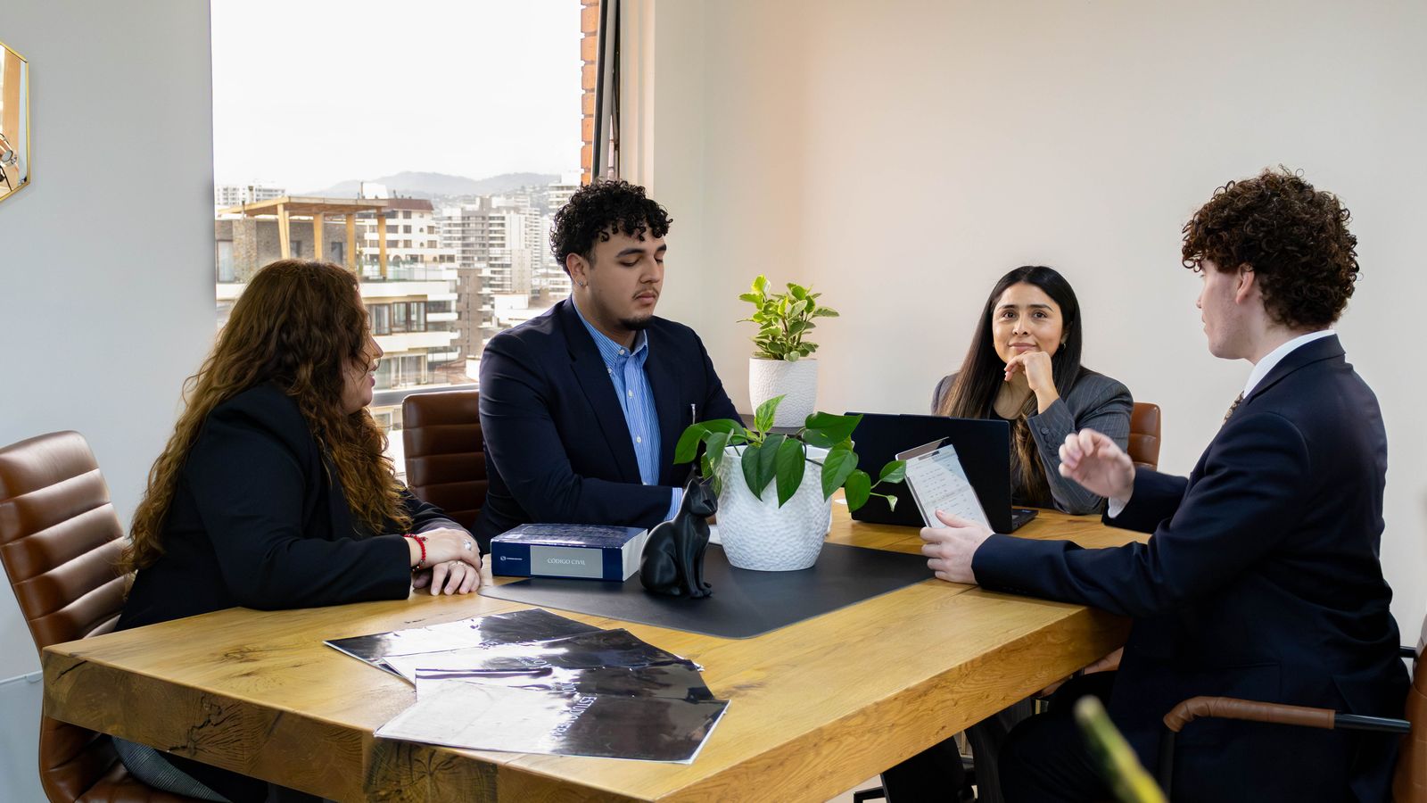 Atención de clientes en la oficina de Estudio Veragua Abogadas, Viña del Mar